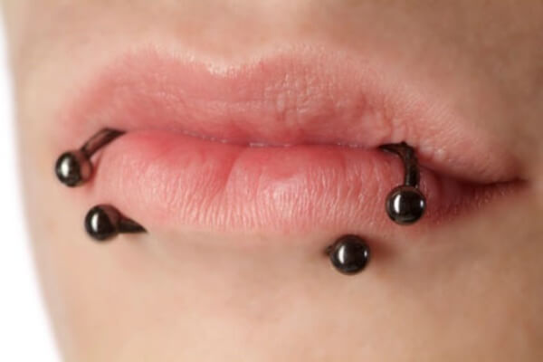 Nahaufnahme einer Lippe von einer Frau mit Piercing | close up from a lip of a woman with piercing